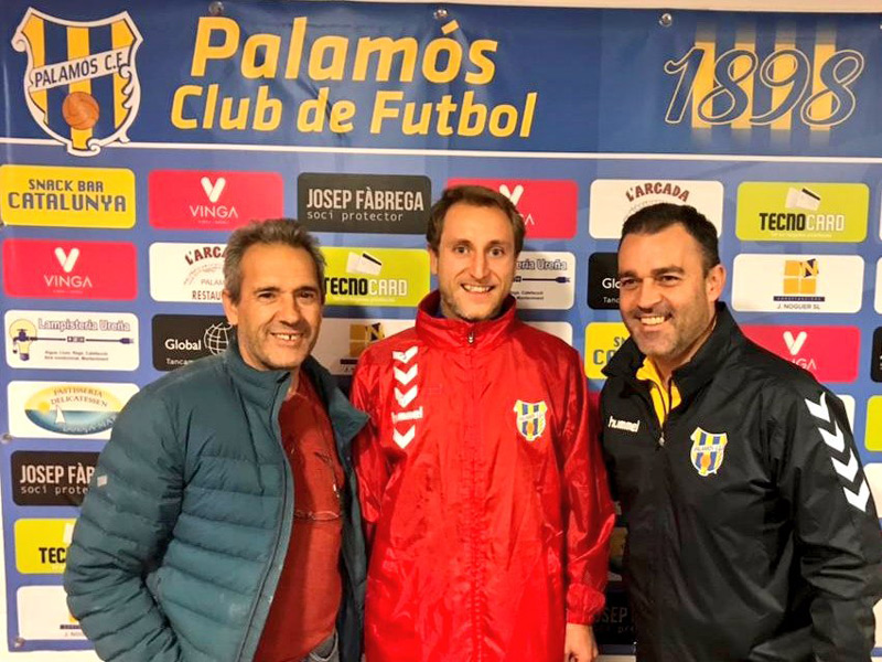 Uri Vila amb el vicepesident esportiu, Jordi Noguer, i amb l'entrenador, Vicenç Fernández. (Foto: Palamós CF)