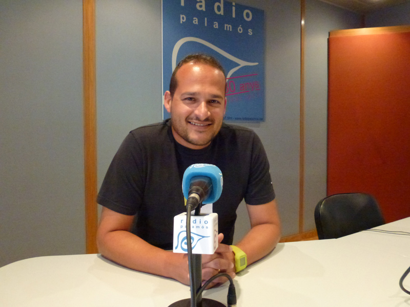 Imatge d'arxiu de Joan Mármol als estudis de Ràdio Palamós.