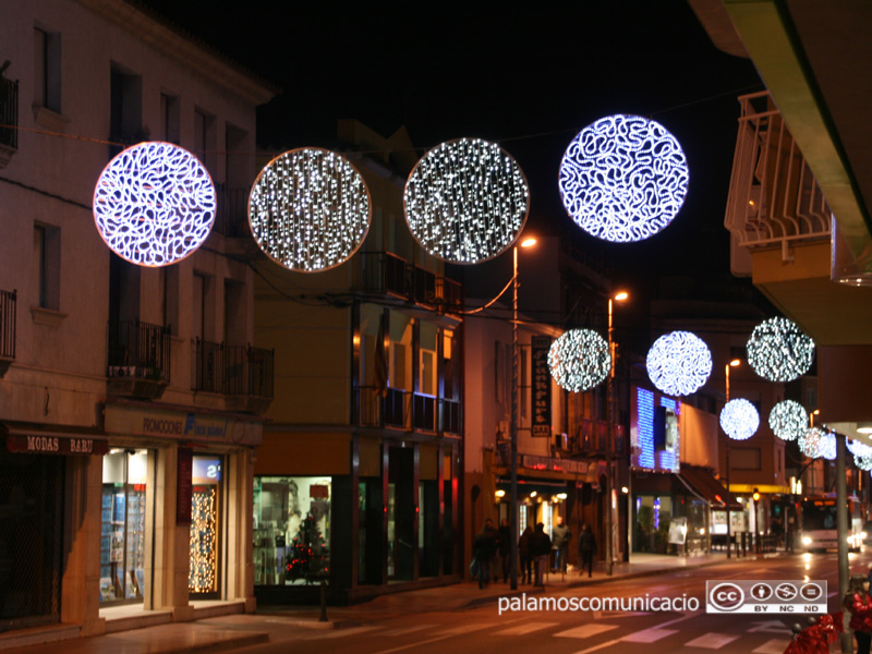 Llums de Nadal als carrers de Palamós, en una imatge d'arxiu.