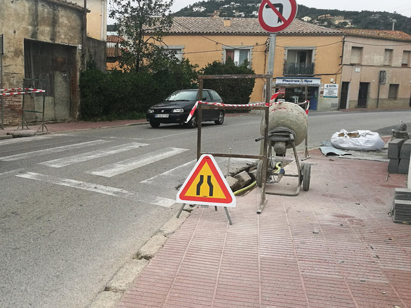 Obres en un pas de vianants a Calonge. (Foto: Ajuntament de Calonge).