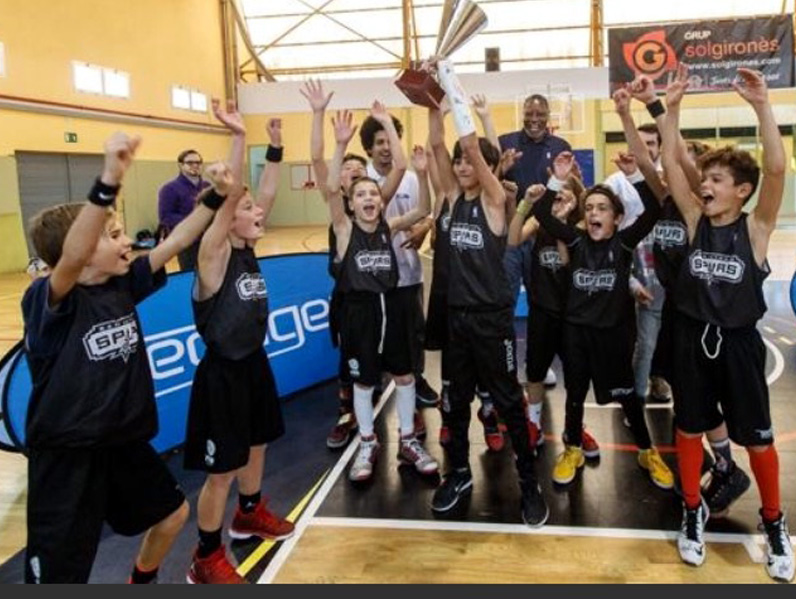 Els jugadors del Vedruna Palamós celebren la victòria en el torneig. (Foto: Vedruna Palamós).