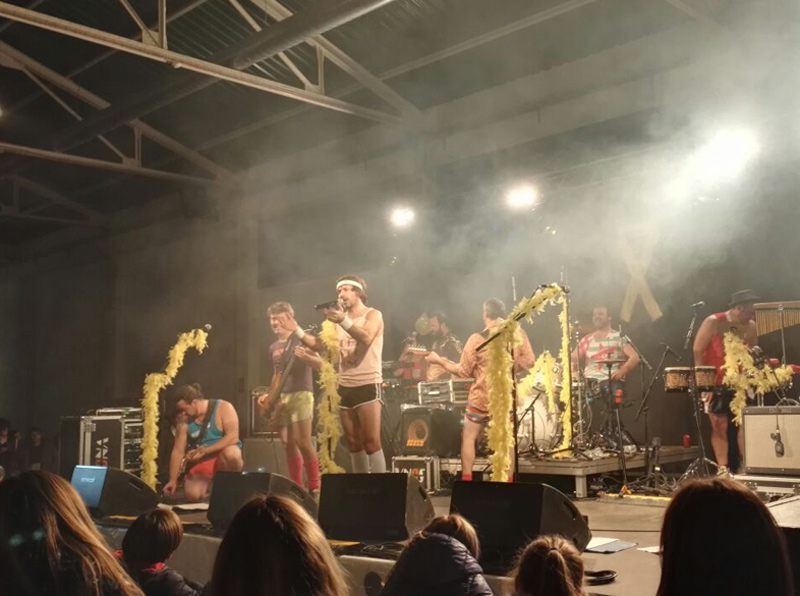 Actuació musical a la 'Boti-Farra', el dimarts. (Foto: B.A.)