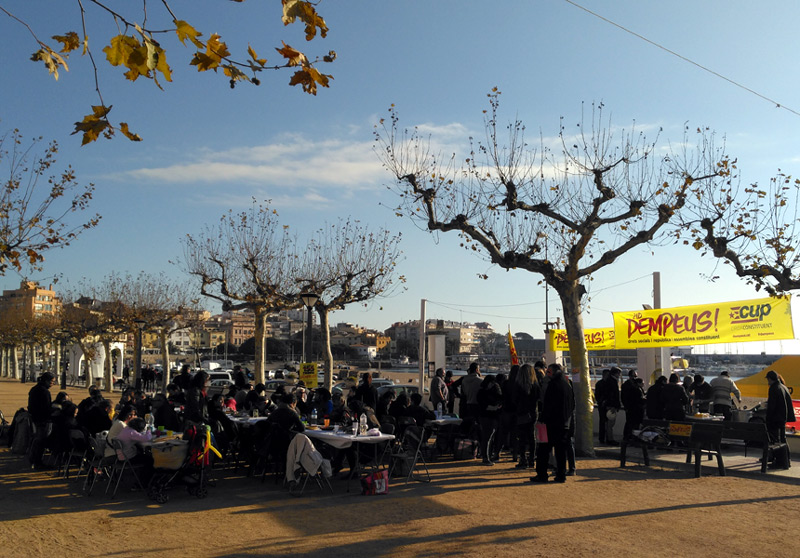 Dinar popular de l'EsCUPdellada, ahir al passeig del Mar. (Foto: CUP Palamós i Sant Joan).