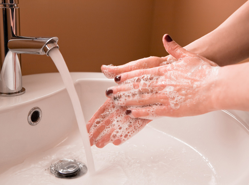 Una simple acció com rentar-se les mans ajuda considerablement a prevenir infeccions.