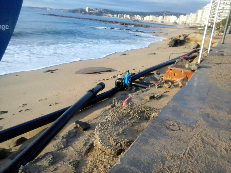 Canonada malmesa a la platja de Sant Antoni, a causa del temporal d'ahir. (Foto: Enric Vilar).