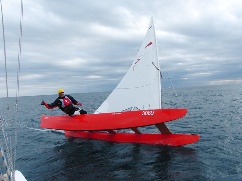 La regata es va fer amb el particular patí català. (Foto: CV Sant Antoni).