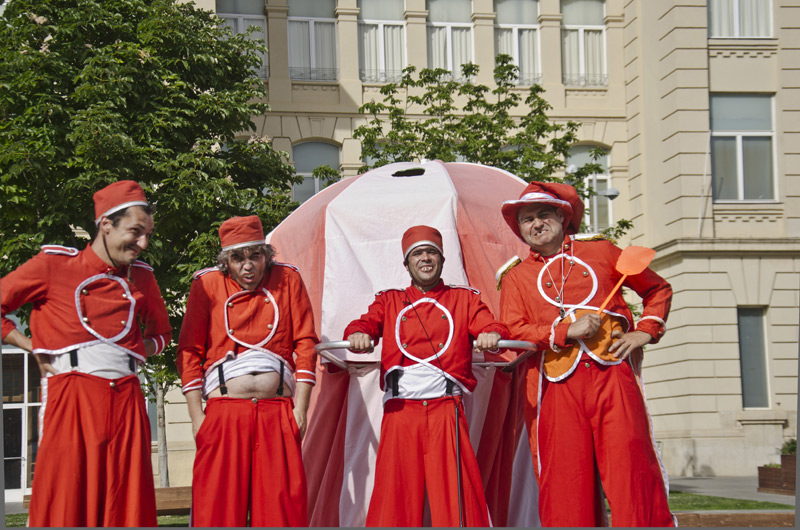 A en Fumera l'acompanyarà l'espectacle 'Petit Circ'.