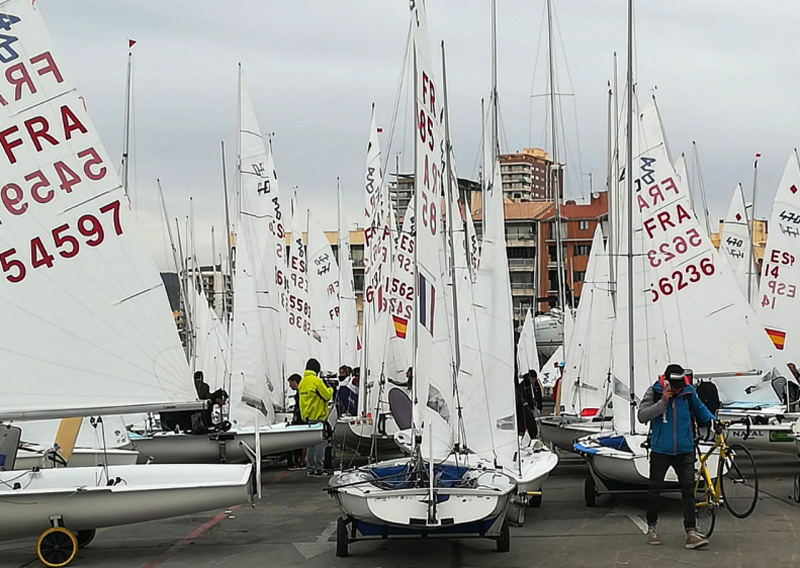 Embarcacions a terra esperant que entri vent per poder competir. (Foto: Christmas Race).