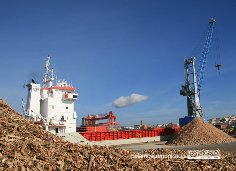 Biomassa al port comercial de Palamós en una imatge d'arxiu.