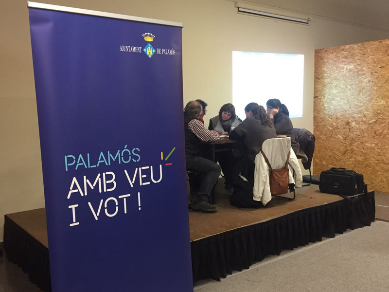 Els participants en l'assemblea de priorització es van dividir en grups de cinc persones. (Foto: Ajuntament de Palamós).