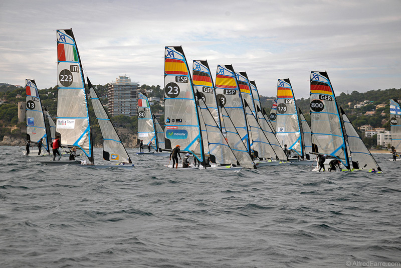 Regatistes de la classe FX, avui en aigües de la badia de Palamós. (Foto: Alfred Farré).