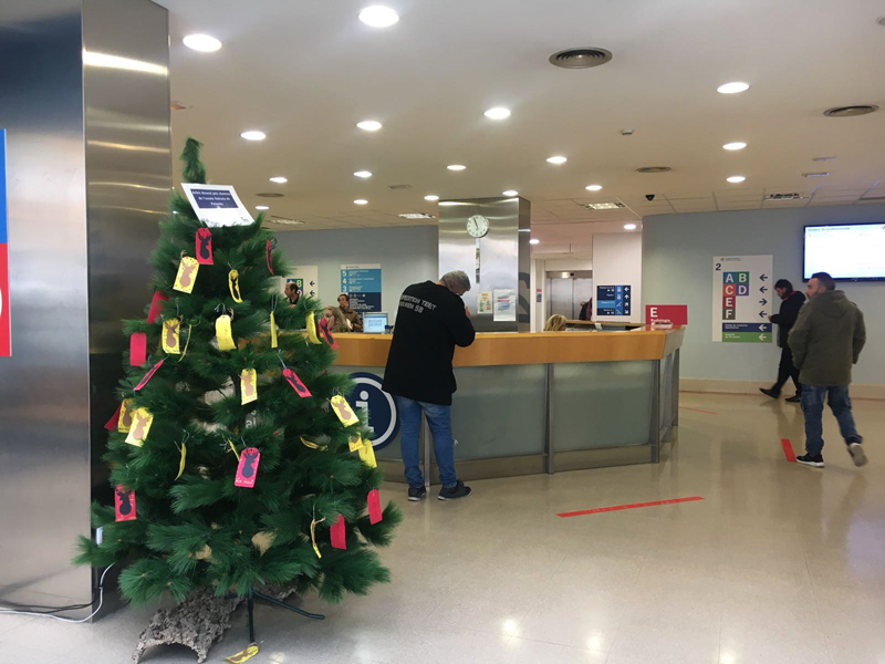 Arbre de Nadal a la recepció de l'hospital de Palamós.