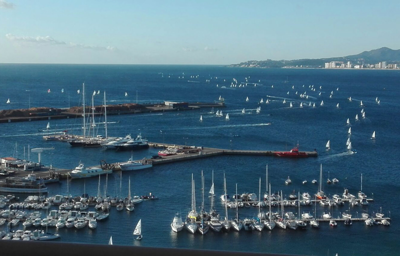 Impressionant vista de la sortida de les embarcacions ahir. (Foto: Jordi Ors).