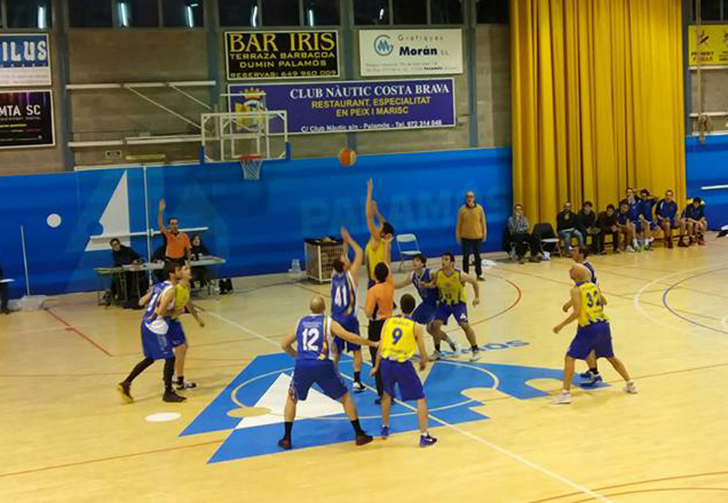 Un instant del partit de diumenge passat contra el Minguella. (Foto: CE Palamós).