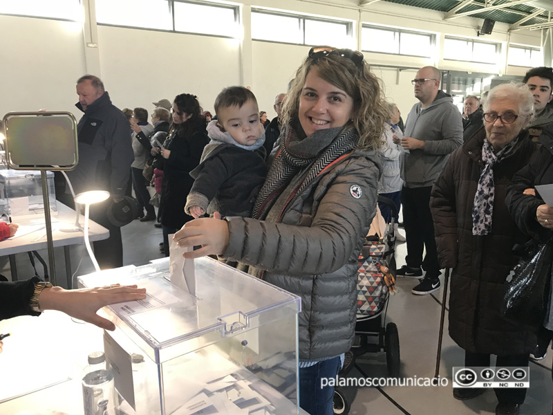 Avui és un dia laborable i no lectiu i molts pares han anat a votar amb els seus fills.