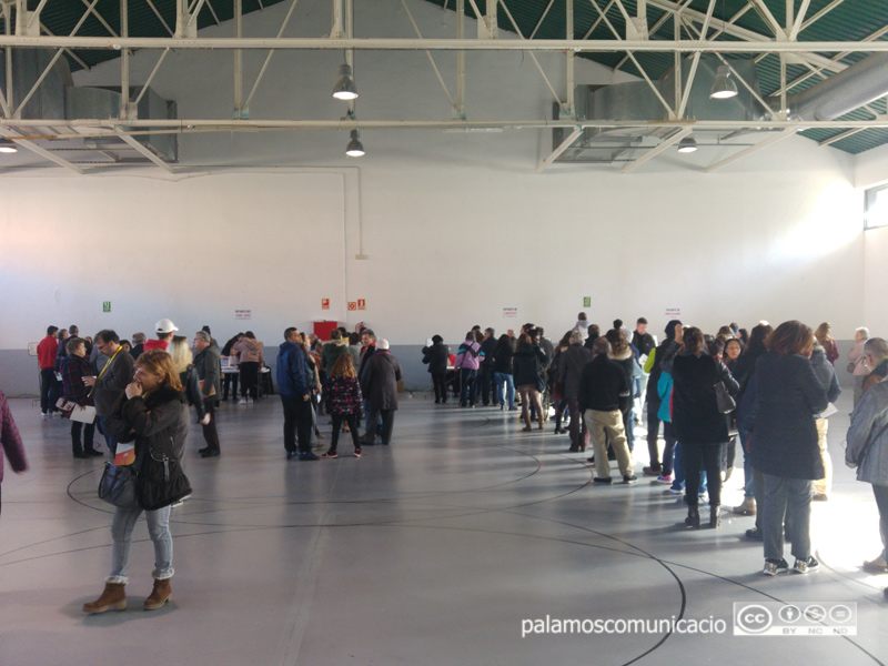 Cues de gent al col·legi de la Nau dels 50 metres, avui a les 12 del migdia.