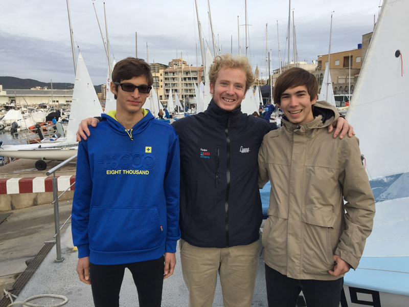 Els tres joves regatistes del CN Costa Brava-Vela Palamós. (Foto: Ramon Ribas).