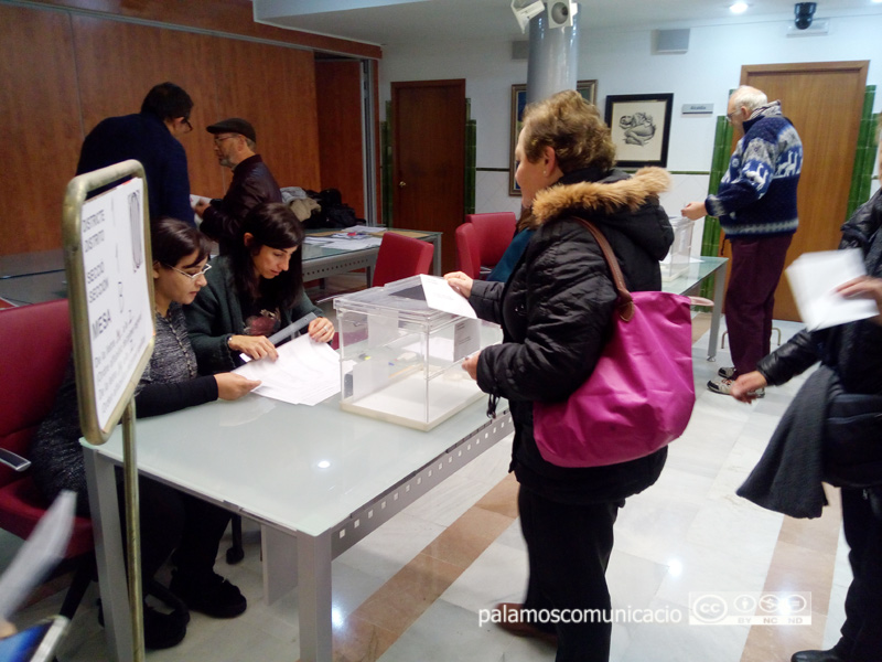 Primers votants al col·legi electoral de l'Ajuntament de Palamós, aquest matí. 