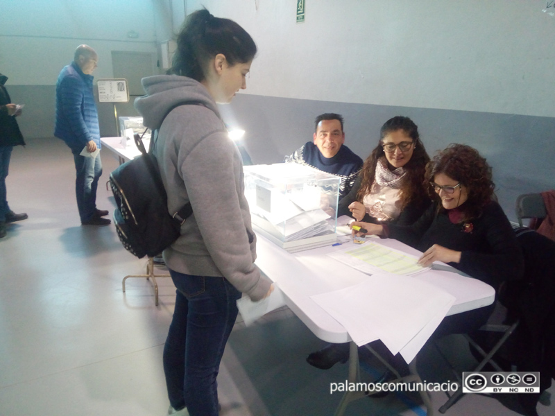 Votacions a la Nau dels 50 metres de Palamós, aquesta tarda.