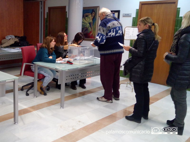 Votants ahir a l'Ajuntament de Palamós.