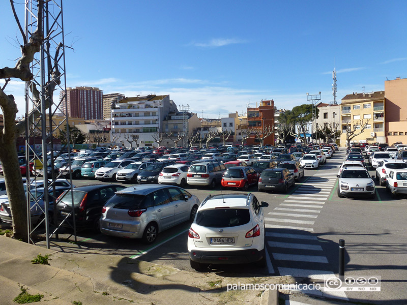 Aparcament de l'Arbreda, ple a vessar.