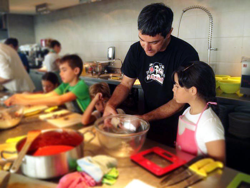 Taller de cuina 'Petits Xefs', a l'Espai del Peix. (Foto: Museu de la Pesca).
