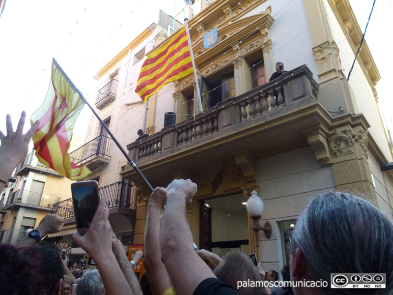 Gent celebrant la proclamació de la Republica, davant l'Ajuntament.