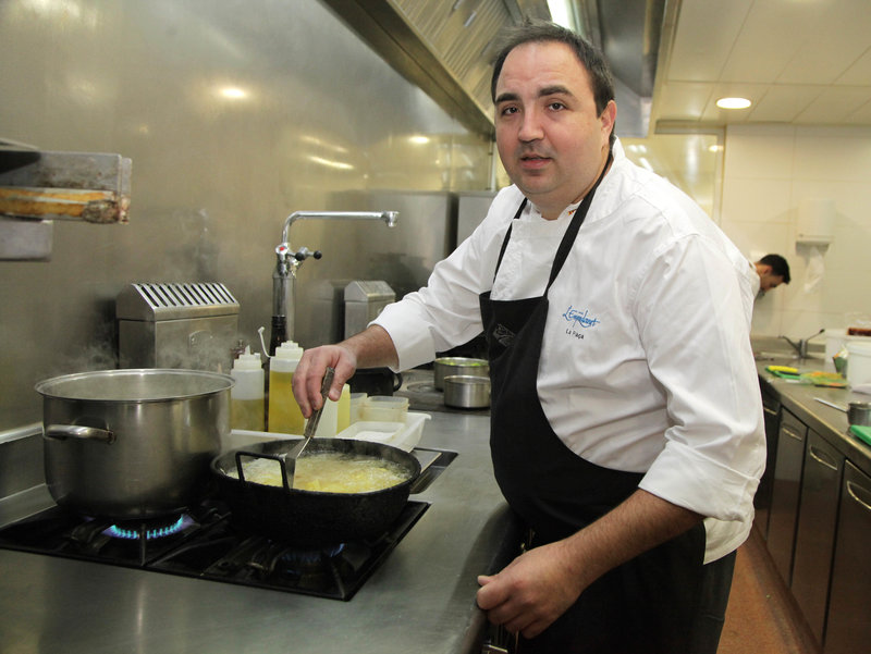 Vicenç Fajardo, xef del restaurant La Plaça de Madremanya. (Foto: Joan Sabater. El Punt Avui).