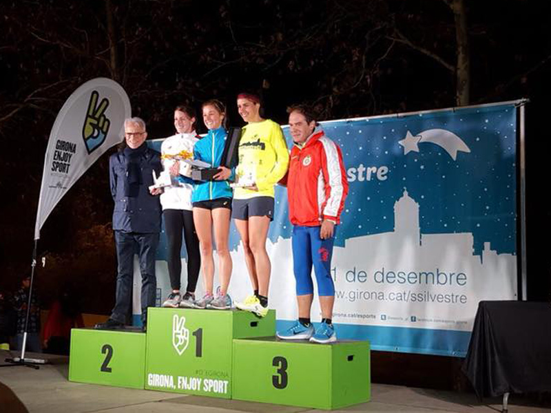 Jenny Spink al primer lloc del podi de la Sant Silvestre de Girona. (Foto: AA Palamós).