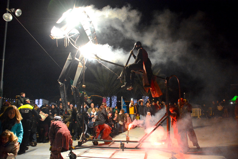 Imatge de l'espectacular drag de foc volador, ahir al campament reial de Sant Antoni. (Foto: Ajuntament de Calonge i Sant Antoni).