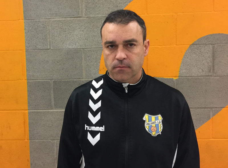 L'entrenador del Palamós, Vicenç Fernández, al final del partit d'ahir. (Foto: Ramon Ribas).
