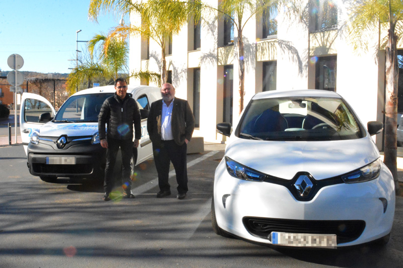 L'alcalde Jordi Soler, a la dreta, amb els dos cotxes elèctrics. (Foto: Ajuntament de Calonge i Sant Antoni).