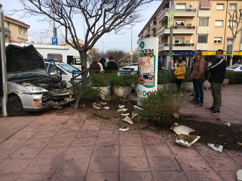 Imatge del cotxe estimbat a l'avinguda de Catalunya. (Foto: Josep Lois).