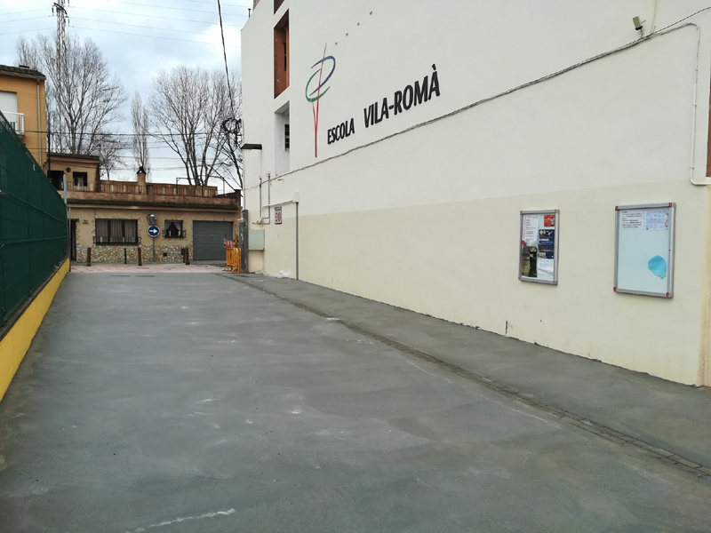 Entrada principal de l'escola pública Vila-romà.