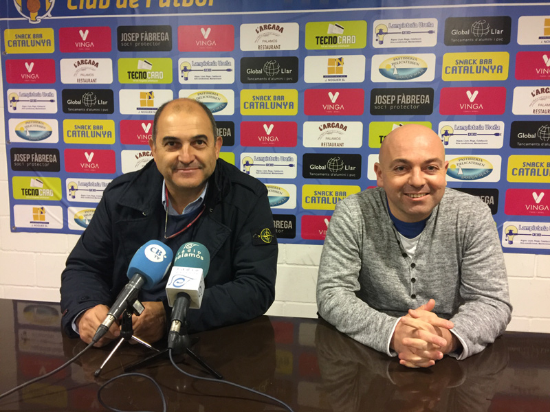 El president del Palamós, Joan Pau Pérez, i Pitu Batlle, durant la presentació d'aquest últim ahir a l'Estadi. (Foto: Ramon Ribas).