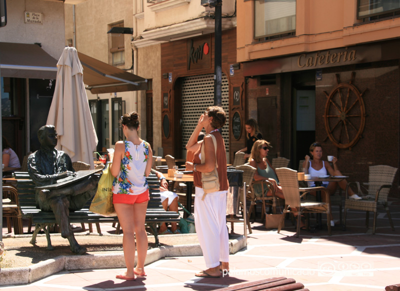 Turistes a la plaça Murada de Palamós.