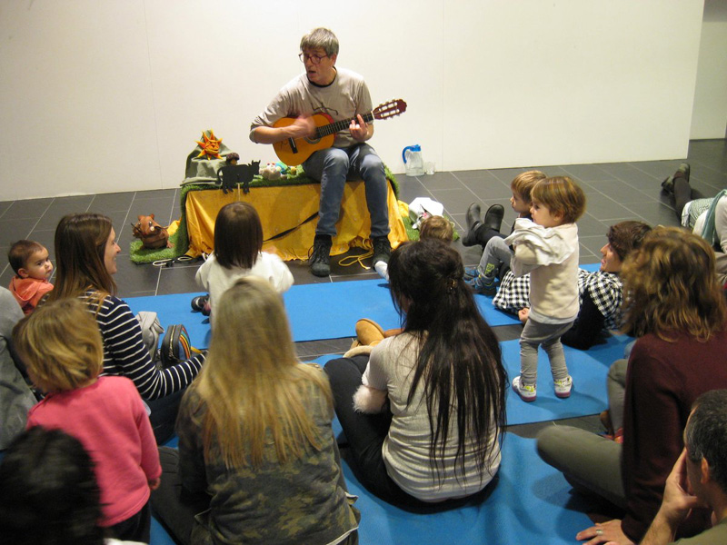 A 'Bibliomenuts' es narren contes acompanyats de música. (Foto: Biblioteca Lluís Barceló i Bou).