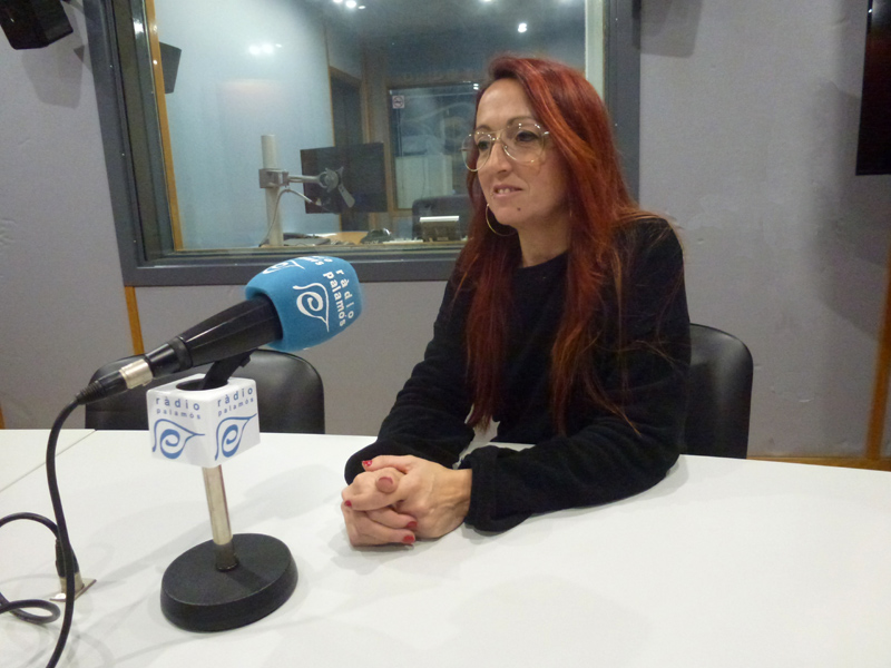 La regidora del PSC, Glòria Prim, avui als estudis de Ràdio Palamós.