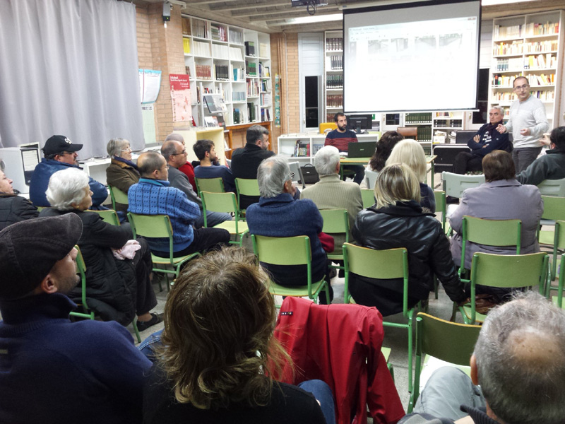 Reunió a l'institut amb els veïns de la plaça dels Comtes. (Foto: Ajuntament de Palamós).