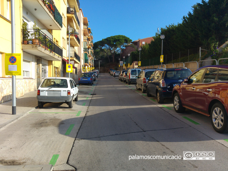 Senyalització al carrer de Vicenç Bou informant que demà s'hi farà una neteja intensiva.