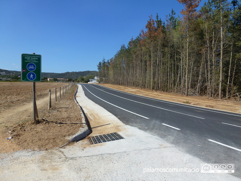 La carretera d'accés al nucli de Vall-llobrega i la via verda que hi ha al costat.