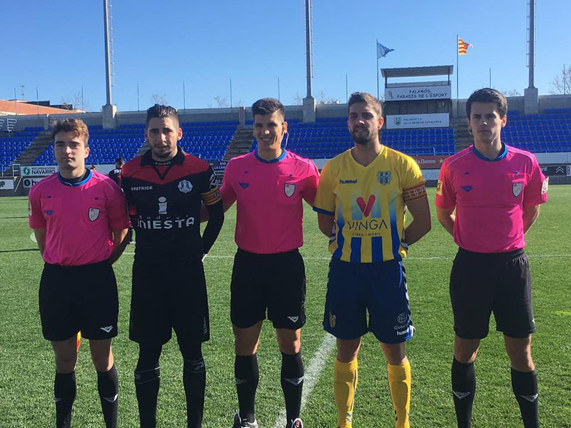 Moments previs al partit d'ahir a l'Estadi Municipal. (Foto: Santfeliuenc CF)
