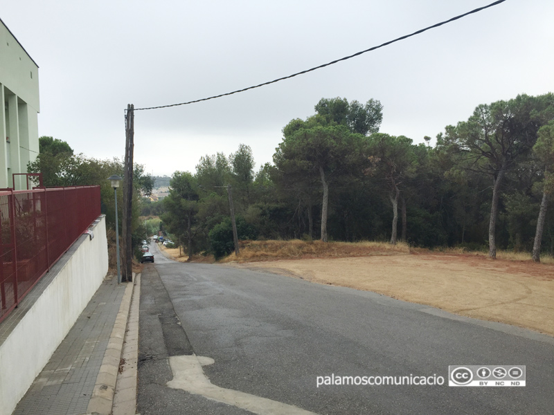 Accés a l'escola Els Àngels, al carrer dels Almogàvers.