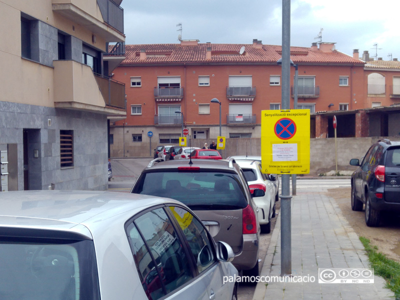 Senyalització al carrer de Conrad Pallí i Batet informant que demà s'hi farà una neteja intensiva.