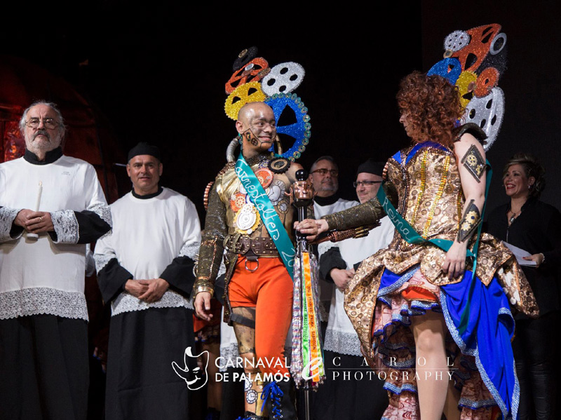 El Rei i la Reina del Carnaval, amb la vara de comandament del municipi. (Foto: J. Carol).