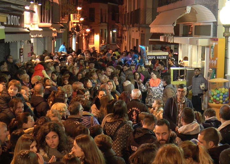 La Vesprà aplega molta gent sota l'Ajuntament per sentir els discursos del Rei i la Reina del Carnaval.
