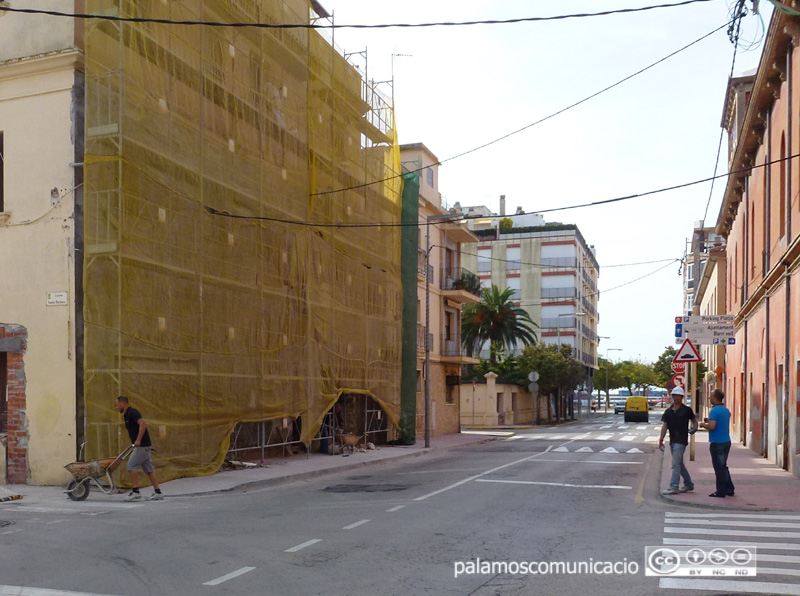 Rehabilitació d'una façana en un immoble de Palamós en una imatge d'arxiu.