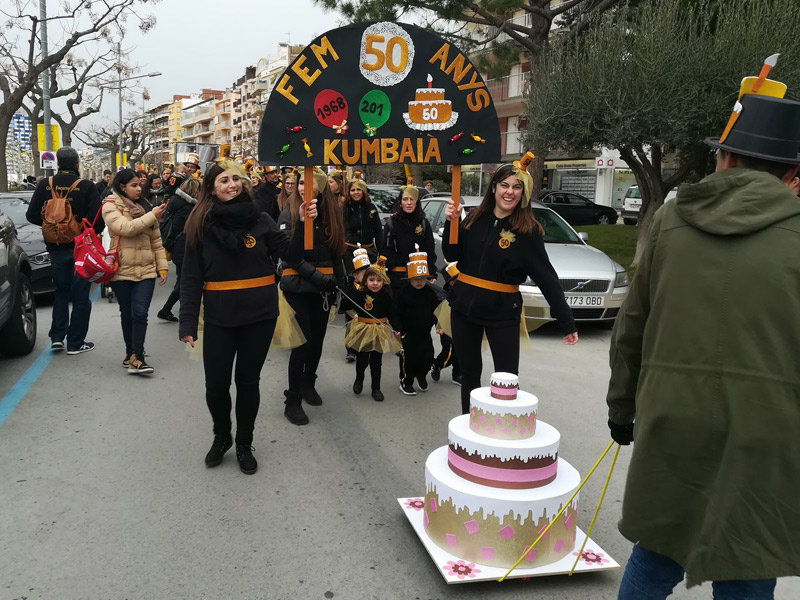 La llar d'inants Kumbaià, desfilant aquest matí a la rua infantil. (Foto: Ajuntament de Palamós).