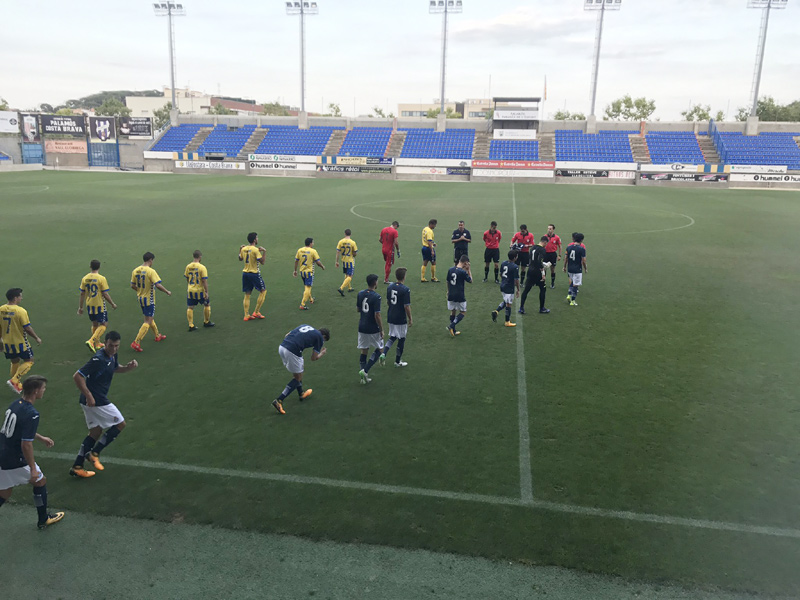 Palamós i Espanyol B, saltant al terreny de joc en un partit de Copa Catalunya. (Foto: Joan Pau Pérez).