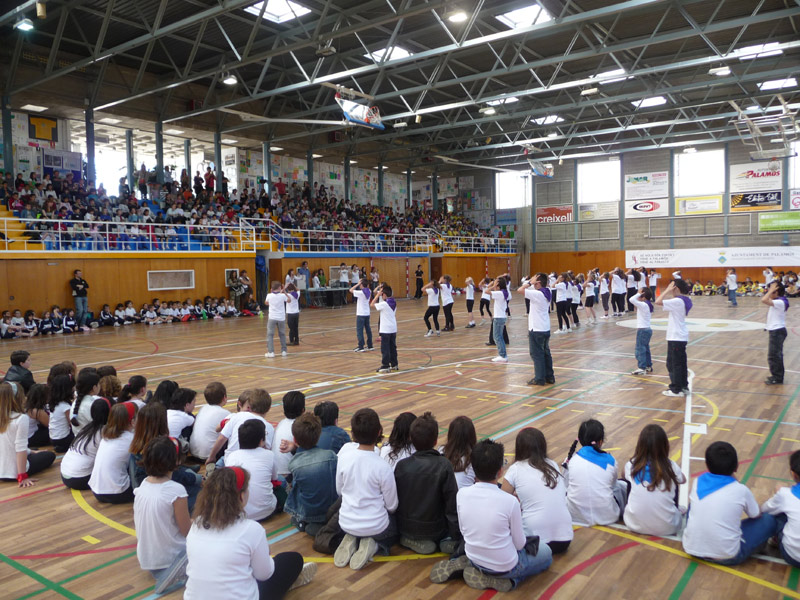 Activtat esportiva escolar al Pavelló Municipal d'Esports, en una imatge d'arxiu. (Foto: Esport Ajuntament de Palamós).